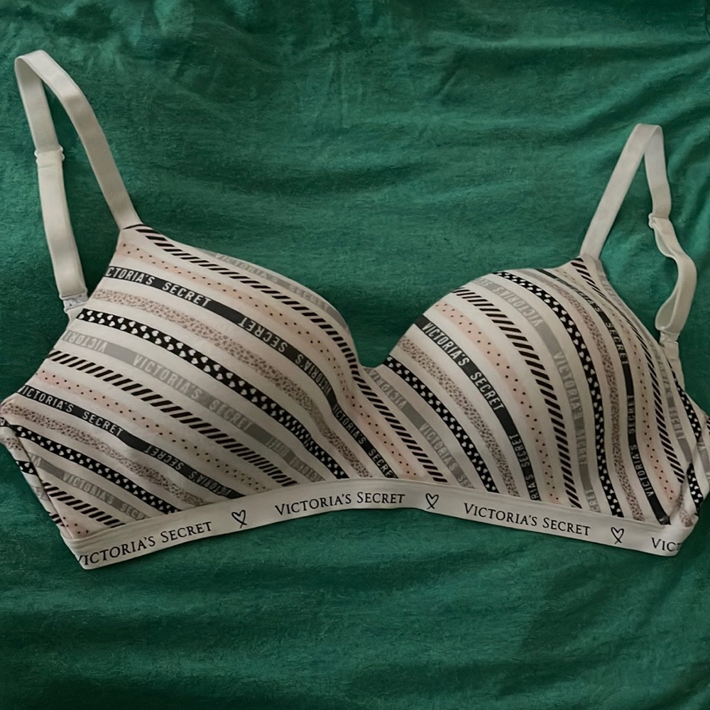 Victoria’s Secret bra size 36DD. New, only tried on. No underwire. Comfy!